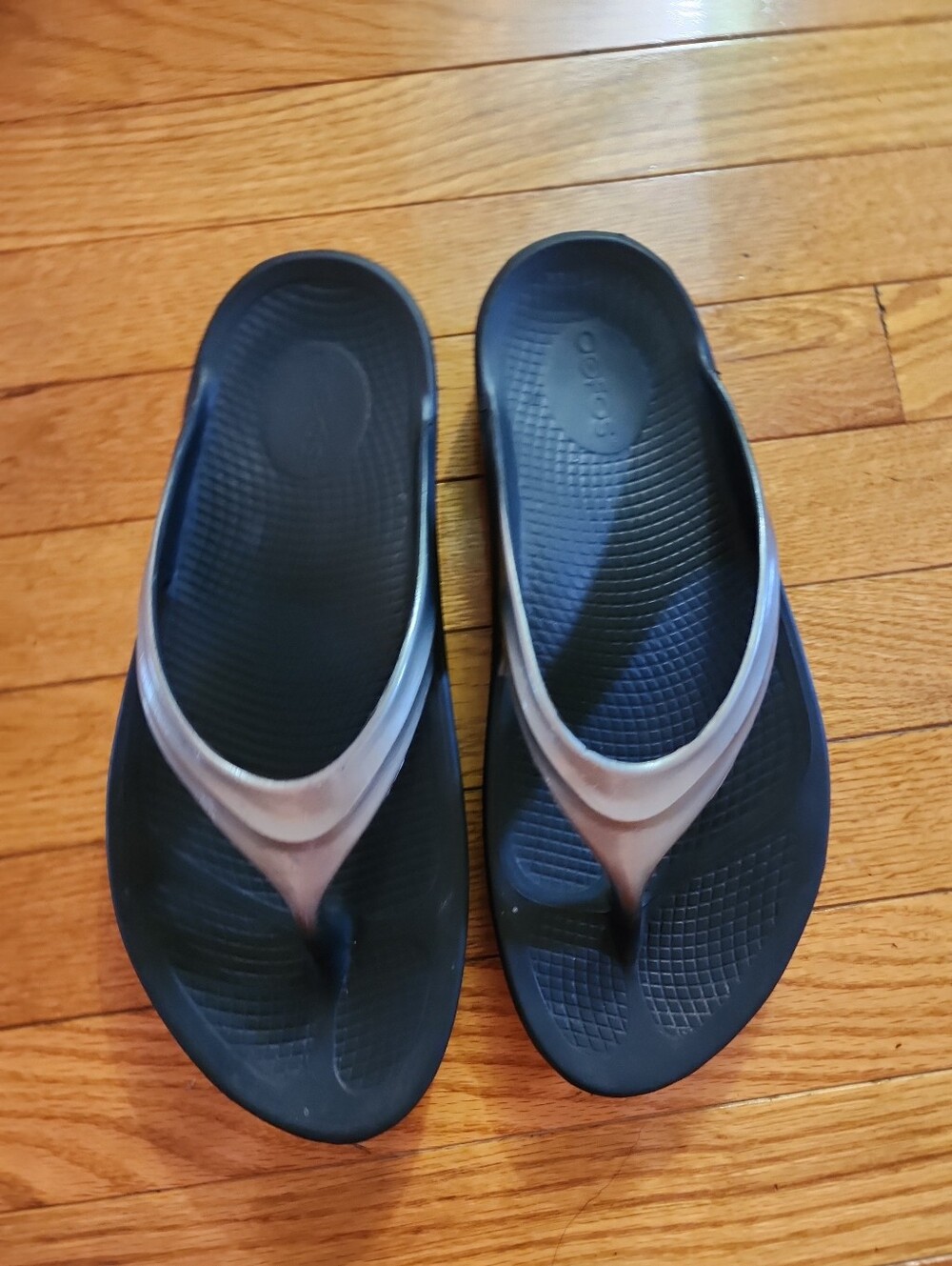 Oofos Oolala Luxe Women's Black and Very Light Gokd Recovery Flip Flops